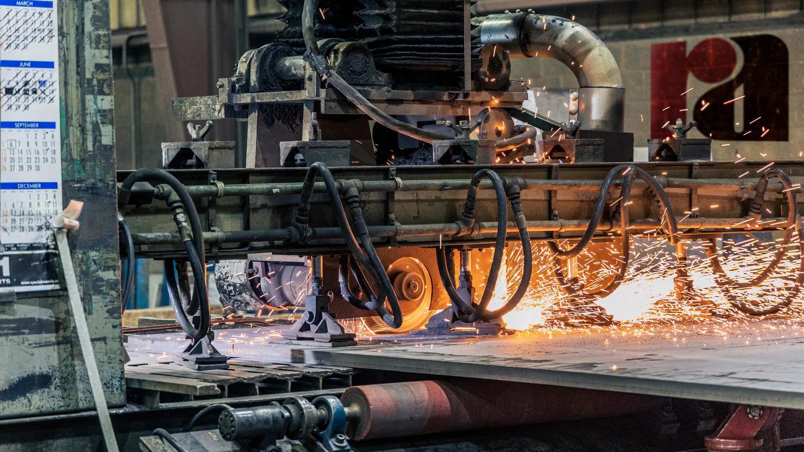 Atelier industriel et machines de production en usine — applications métier et automatisation IA par OTIKA