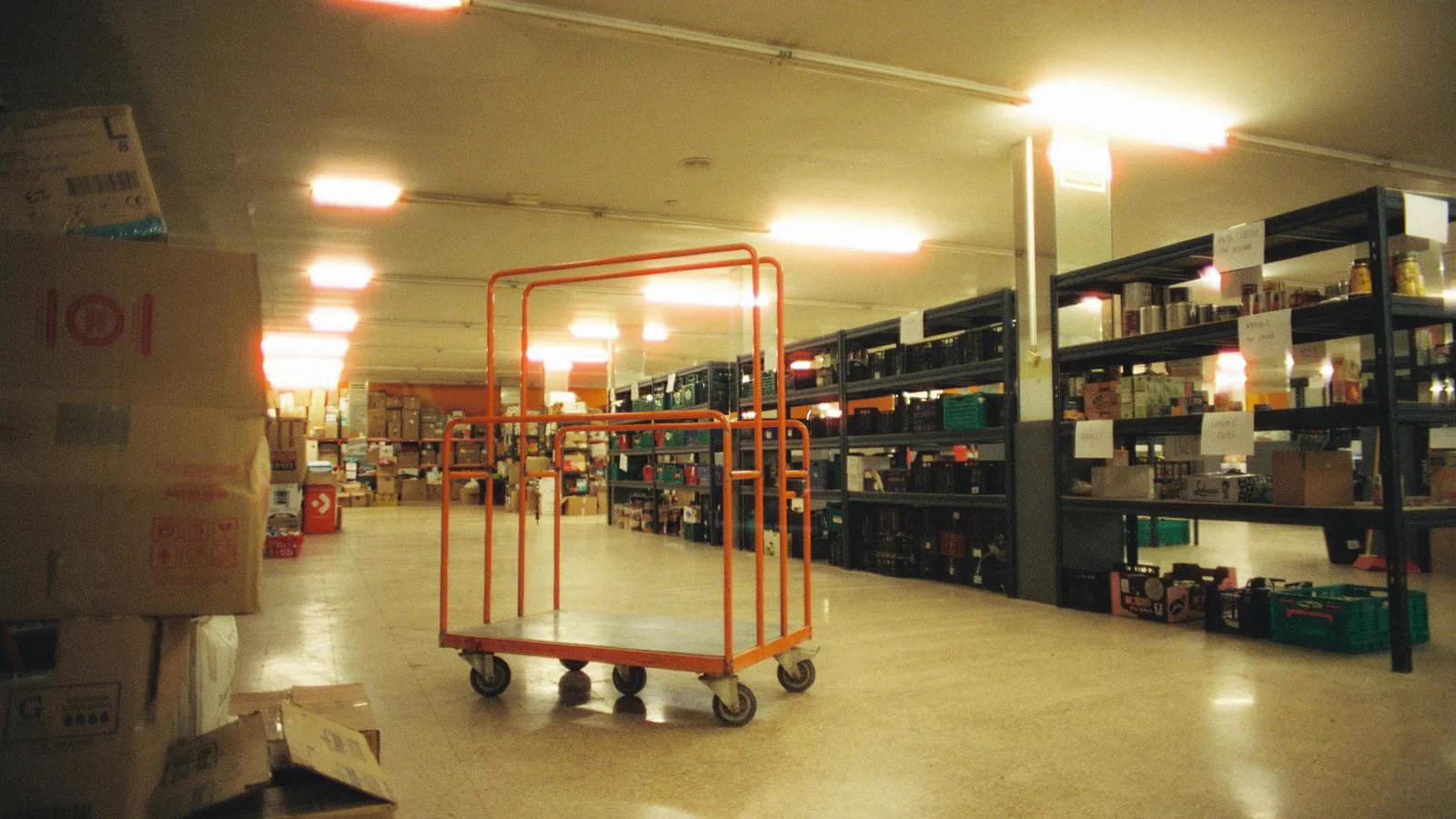 Entrepôt logistique avec rayonnages et stocks, dashboards temps réel et applications par OTIKA